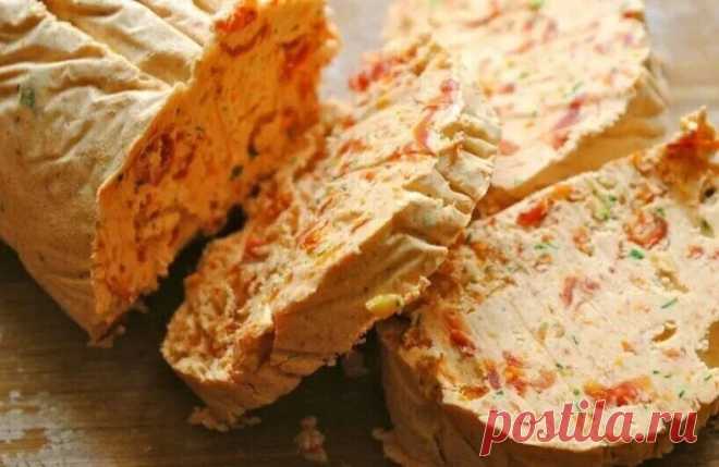 Очень вкусное масло для бутербродов из помидоров. Хранить в морозилке. Доставать по необходимости. Получается интересно, вкусно и пикантно!

Ингредиенты:
* 6-10 шт. мясистых помидоров (красных, спелых и вкусных)
* 2 пачки хорошего сливочного масла
* 1 ч. л. соли
* 1 ч. л. молотого черного перца или смеси пряностей
Как готовить:
1. Помидоры вымыть, надрезать крест на крест и запечь 10-15 минут в горячей духовке. Затем почистить и взбить блендером. Желательно протереть массу...