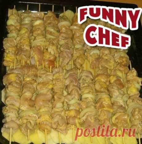 Funny Chef • Рецепты
Куриный шашлык с картошкой в духовке
▬▬▬▬▬▬▬▬▬▬▬▬▬▬▬▬▬▬▬▬▬▬▬▬▬▬▬▬
Ингредиенты:

• Филе куриное (из бедра) — 1,5 кг.;
• Лук репчатый — 4 шт.;
• Соль (по вкусу);
• Перец черный (молотый, по вкусу);
• Уксус столовый (9%) — 50 мл.;
• Картофель — 7 шт.