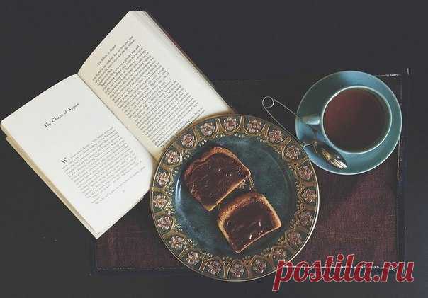 10 книг, которые читаются за одну ночь

Держать читателя в постоянном напряжении и при этом рассказывать по-настоящему достойную историю — искусство, которым владеет далеко не каждый писатель. Но существуют такие книги, которые при небольшом объеме способны увлечь настолько, что весь мир отходит на второй план.

1. Диана Сеттерфилд — Тринадцатая сказка
Готическая история, в которой есть старинное мрачное поместье, семейные тайны, призраки, хитросплетение судеб и ощущение н...