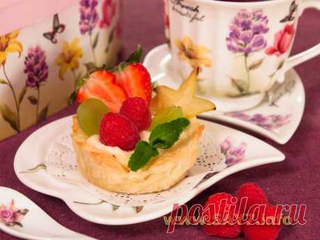 Слоеные корзинки с кремом из маскарпоне, манго и фруктами