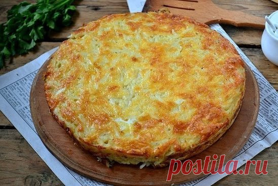 Запеканка из тертого картофеля с сыром и чесноком
Это блюдо стало одним из моих любимых еще в детстве и до сих пор им остается. Им часто угощала меня сестра, когда я приезжала к ней в гости. Разница в возрасте у нас довольно большая, и поэтому когда я только начала интересоваться кулинарными премудростями, сестра была уже опытной хозяйкой. У неё я переняла рецепт этой замечательной запеканки с возбуждающим аппетит чесночным ароматом.
Такой картофельной запеканкой можно легко накормить всю се