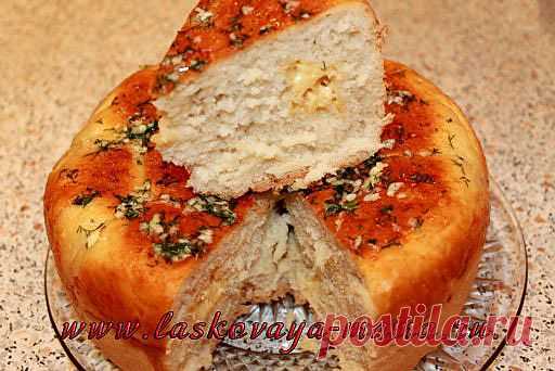 Хлеб с сыром, чесноком и зеленью в мультиварке