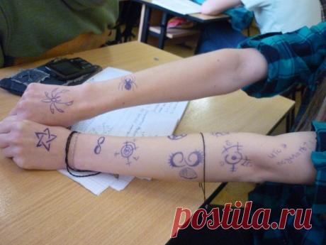 Часто мои воспитанники рисуют везде... Малыши (5-6 лет) - чаще, ученики начальной школы - уже реже. В самом рисовании нет ничего преступного, скорее наоборот. Ребёнок проявляет свои творческие способности. Но если это случается ежедневно и на любых поверхностях в школе - то не вызывает восторга у педагога и родителей.
Я пыталась с этим вопросом разобраться не один год, теперь делюсь с вами.