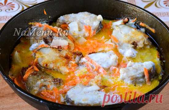 Минтай в сметане на сковороде с луком и морковью