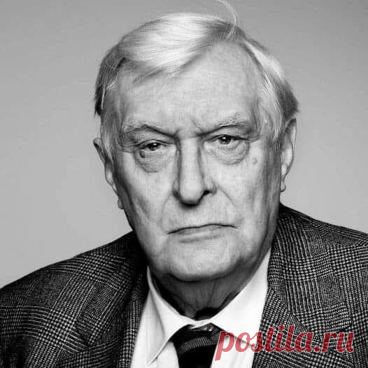 У меня был такой странный случай. Я стоял в нашем саду – у нас было двадцать семь соток – и расчищал тропинку, как велел мне отец. Вдруг раздается голос: «Обернись, посмотри. Никогда больше этого не будет».

Никого рядом нет, пустой сад. Я обернулся и посмотрел. Позади меня была терраса, на ней бабушка и мама пили чай с малиной. Ну и что? Странно.

Совсем недавно я приехал туда опять. Зря, не надо было приезжать. Встал на то же самое место. Обернулся и посмотрел. Все так ж...