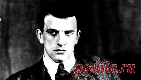 Одна из самых трогательных историй жизни Маяковского произошла с ним в Париже, когда он влюбился в Татьяну Яковлеву. Между ними не могло быть ничего общего. Русская эмигрантка, точеная и утонченная, воспитанная на Пушкине и Тютчеве, не воспринимала ни слова из рубленых, жестких, рваных стихов модного советского поэта, «ледокола» из Страны Советов. Она вообще не воспринимала ни одного его слова, — даже в реальной жизни. Яростный, неистовый, идущий напролом, живущий на последнем дыхании, он…