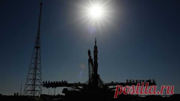 Ракету "Союз" с грузовым кораблем установили на стартовом столе Байконура