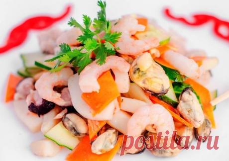 Салат морской коктейль с креветками и кальмарами - рецепт с фото / Простые рецепты