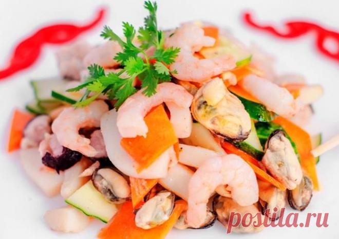 Салат морской коктейль с креветками и кальмарами - рецепт с фото / Простые рецепты