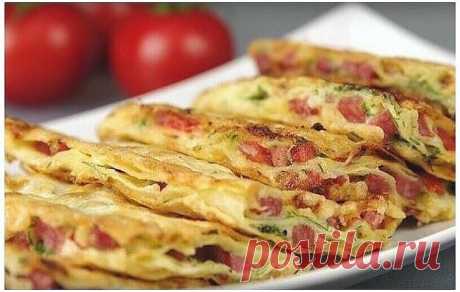 Вкусная закуска из лаваша 

Ингредиенты: 

Тонкий лаваш — 1 упаковка 
Плавленый сыр — 200 г 
Колбаса — 250 г 
Помидоры — 200 г 
Чеснок — 1 зубчик 
Укроп — 50 г 
Яйца — 2 шт. 
Мука — 1,5 ч. л. 

Приготовление: 

1. Нарежьте колбасу и помидоры. Мелко порубите укроп. Измельчите чеснок. 
2. Разрежьте лаваш на несколько квадратов. Смажьте один лист лаваша плавленым сыром. Затем возьмите немного укропа, чеснока, колбасы, помидоров и распределите на этом листе. Накройте первый сл...