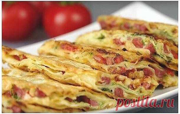 Вкусная закуска из лаваша 

Ингредиенты: 

Тонкий лаваш — 1 упаковка 
Плавленый сыр — 200 г 
Колбаса — 250 г 
Помидоры — 200 г 
Чеснок — 1 зубчик 
Укроп — 50 г 
Яйца — 2 шт. 
Мука — 1,5 ч. л. 

Приготовление: 

1. Нарежьте колбасу и помидоры. Мелко порубите укроп. Измельчите чеснок. 
2. Разрежьте лаваш на несколько квадратов. Смажьте один лист лаваша плавленым сыром. Затем возьмите немного укропа, чеснока, колбасы, помидоров и распределите на этом листе. Накройте первый сл...