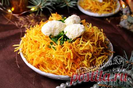 Салат "Гнездо глухаря" с курицей: классический простой рецепт с фото Классический рецепт приготовления праздничного салата "Гнездо глухаря" с курицей и маринованными огурцами. Пошаговые фото помогут не ошибится в процессе.