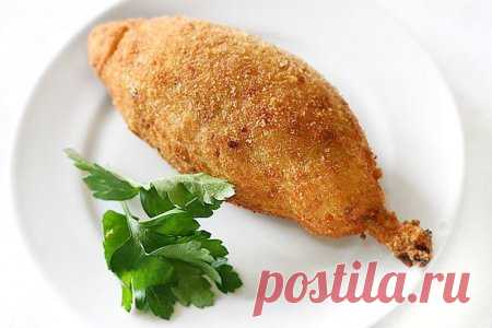 Котлеты по-киевски - нежное мясо с сюрпризом Котлеты по-киевски на сегодняшний день встречаются практически в каждом ресторане, а у хозяйки, которая умеет готовить такое блюдо дома, никогда не будет отбоя от гостей. При этом первый рецепт припис…