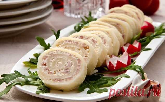 Сырный рулет с ветчиной и яйцами Вкуснейший рулет из сырной основы с начинкой из сливочного сыра, ветчины и вареного яйца станет украшением праздничного стола и поразит всех вкусом.