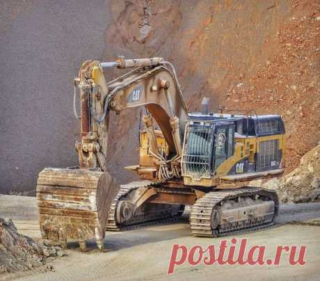 Арендовать Гусеничные экскаваторы - один из разделов нашего сайта. Вы можете в режиме online заказать необходимую спецтехнику в любом другом городе России для выполнения работ любой сложности. Наша база содержит полезную и объемную информацию об аренде и услугах строительной техники, организациях, предпринимателях и частных лицах, предлагающих свои услуги. Если Вам требуется в аренду Гусеничные экскаваторы