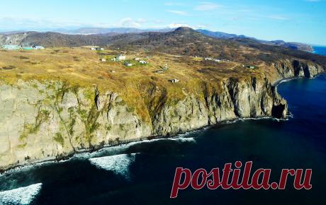 Вид на мыс Маячный. Фотограф:  Юрий Смитюк. Подробнее на ТАСС: 
https://tass.ru/spec/kamchatka  |  Осенняя Камчатка - Туризм на Камчатке - Вулканы Камчатки