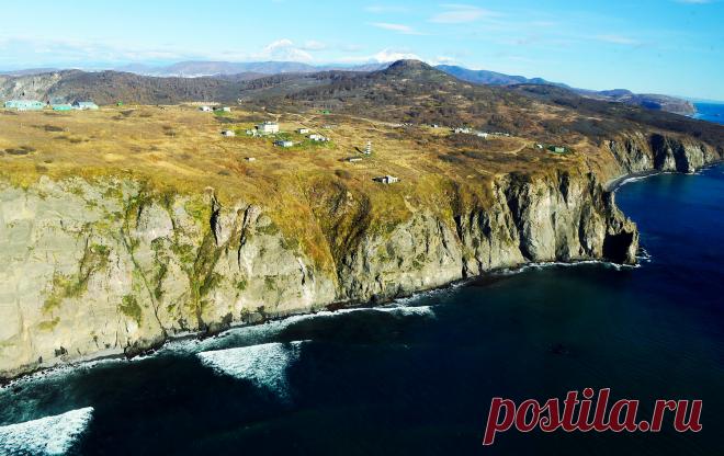 Вид на мыс Маячный. Фотограф:  Юрий Смитюк. Подробнее на ТАСС: 
http://tass.ru/spec/kamchatka  |  Осенняя Камчатка - Туризм на Камчатке - Вулканы Камчатки