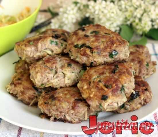 Мясные биточки с картофелем и зеленым луком