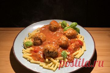 Sonnis Makkaroni mit Hackbällchen in Tomatensauce von illustra2003| Chefkoch