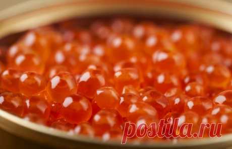 Красная икра
Еще один продукт, который производители часто подделывают. Покупая икру, можно запросто попасть на искусственную. Ее изготавливают из яиц, молока, желатина, а вкус придают с помощью красителей и ароматизаторов. Это не то чтобы вредно, но жалко ведь выбрасывать деньги за обычную подделку.
Как отличить икру от подделки? Достаточно просто. Основные признаки, которые выдают поддельную икру: слишком низкая цена, идеальные икринки, резкий запах селедки. А еще на вку...