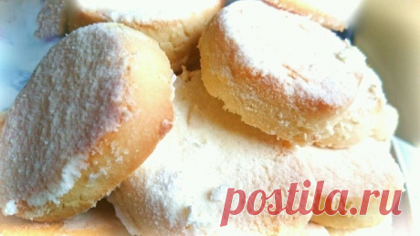 Это просто НЕЖНЕЙШАЯ - БОМБА! 
Дорогие мои читатели.Я ела МНОГО разного печенья, и ТАЮЩЕГО, и РАССЫПЧАТОГО... Но ЭТО "НЕЖНЕЕ" ВСЕХ Печенье РАССЫПАЕТСЯ едва КОСНУВШИСЬ языка. Любите такое? Тогда готовим!
Понадобится:
слив. масло - 250 г (комнатной t)
сах. пудра - 0,5 ст
раст. масло (без запаха) - 1/3 ст
крахмал - 4 ст.л.
мука - 3,5 ст.
ванильный сахар - 1 пачка (10 г)

ЯЙЦА НЕ НАДО! РАЗРЫХЛИТЕЛЯ НЕ НАДО!!!
Я нечего не забыла. 

В миску кладем сливочное масло комнатной темпе...