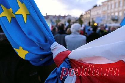 В Польше назвали трагедией возможное исключение из ЕС. Сенатор от Польской крестьянской партии Ян Филипп Либицкий назвал возможный выход или исключение Польши из Евросоюза (ЕС) трагедией. По его словам, власти должны сделать все возможное, чтобы Польша никогда не покинула ЕС, чтобы не оказаться в российской сфере влияния.