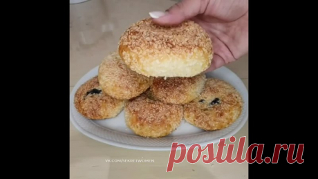 Уже много лет пеку эти бyлочки, но до сих пор не знаю, как они называются

Нам понадобится:
- Творог - 400 гр.
- Сахар - 5 ст.л.
- Яйца - 2 шт.
- Щепотка соли
- Мука - 150 гр.
- Разрыхлитель - 1 пакетик
Для начинки:
- Ягоды - любые на ваш вкус, у меня черника - 350 гр.
- Крахмал

Приготовление:
Добавляем к творогу яйца, сахар, соль и хорошенько перемешать.
Далее частями просеиваем муку с разрыхлителем и замешиваем мягкое, липкое тесто.
Раскатываем колбаску и делим на 8 рав...