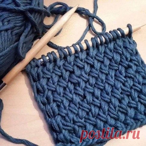 Плетенка спицами

Набрать нечетное количество петель.
1 ряд - установочный, изнаночные петли.
2 ряд (лицевая сторона) - кромочная, далее вязать так - сначала вяжем вторую петлю на спице лицевой за заднюю стенку, затем первую, после этого сбрасываем их со спицы (то есть перекрещиваем две петли направо), вязать до конца ряда, в конце 1 лиц, кромочная.
3 ряд - кром, далее вязать так - вторую петлю на спице связать изнаночной, затем первую изнаночной, затем сбросить их со спиц...