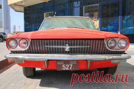 Ford Thunderbird 1966 годя на парковке в Шардже, ОАЭ