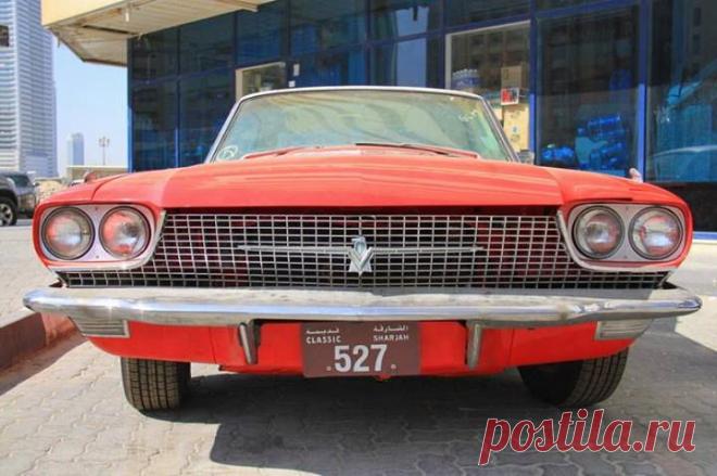 Ford Thunderbird 1966 годя на парковке в Шардже, ОАЭ