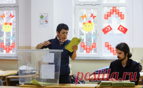 В Турции подвели итоги президентских выборов. Согласно окончательным итогам прошедшего в конце мая второго тура президентских выборов в Турции, победивший на них Реджеп Тайип Эрдоган набрал 52,18%, а его соперник Кемаль Кылычдароглу — 47,82%, сообщил председатель Высшего избирательного совета (YSK) страны Ахмет Йенер, передает CNNTürk.