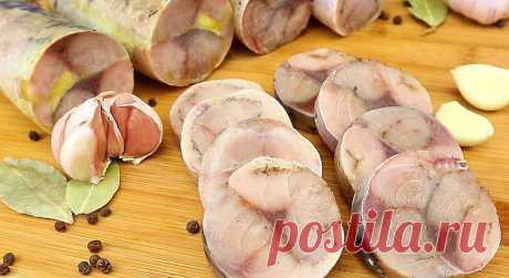 Нереально вкусный рыбный рулет. Закусочная слабосоленая скумбрия: идеальная закуска на праздничный стол Приготовление малосольной рыбы началось примерно в XV веке. Тогда солить рыбу стали моряки для того, чтобы продукт дольше хранился на судне. Первой соленой рыбой стоит считать сельдь. К слову, раньше селедка считалась пищей бедняков. После засолки она стала представлять интерес даже у высших слоев знати. Позднее люди стали солить скумбрию. Эта рыба отличалась своим вкусом […]