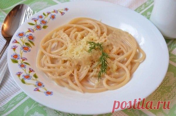 Топ-5 подлив к макаронам 

1. Сливочная подлива с помидорами
2. Овощная подлива 
3. Сырная подлива
4. Подлива из куриной грудки 
5. Подлива из курицы с грибами

 Сливочная подлива с помидорами

Ингредиенты: 
несколько зубчиков чеснока 
пара луковиц
стакан жирных сливок или сметаны 
полкило помидоров
базилик
оливковое масло
ложка сливочного масла 
соль
перец
немного сушеной мелиссы 
ложка сахара 

Готовим: 
Нарежьте пластинками чеснок, обжарьте его в оливковом масле. Когда ...