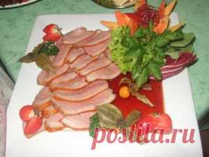 Салат из утиной грудки с клубникой и сыром комамбер уникальное сочетание вкуса и аромата, а соус терияки особенно четко подчеркивает все тонкий вкус этого салата.