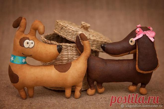 Шьем кофейных собачек — символ 2018 года Итак, что нам понадобится:— кусочек белой бязи примерно 50х50см;— наполнитель;— растворимый кофе;— клей ПВА;— акриловые краски — белая, черная и коричневая;— кисти, нитки, иголка.Выкройки:1. Переносим...