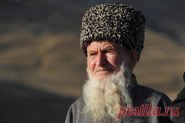 5 мудpeйшиx фpaз чeчeнcкиx акcaкaлoв
  Продолжим расширять свой кругозор. Сегодня мы окунемся в чеченскую мудрость и узнаем, какие постулаты и истины передают старейшины своим младшим поколениям.Этим фразам больше 1000 лет… В них есть то, к чему стоит прислушаться. А некоторые — вас обязательно удивят.Не хватайся за отцовскую бороду, но если схватился — не выпускайУважение к старшим — главное требование […]
Читай пост далее на сайте. Жми ⏫ссылку выше