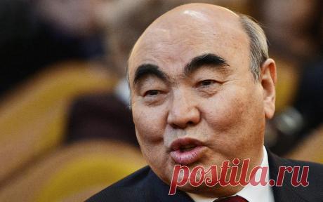 Генпрокуратура Киргизии сообщила об активном сотрудничестве с Акаевым. Первый президент Киргизии Аскар Акаев активно сотрудничает со следствием по уголовному делу о коррупции при разработке золоторудного месторождения Кумтор, в котором фигурирует как подозреваемый, сообщила Генеральная прокуратура страны.