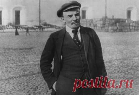 У Владимира Ульянова было множество псевдонимов, но именно под фамилией Ленин будущий вождь мирового пролетариата вошел в историю. Версий того, почему Ульянов избрал именно этот псевдоним, существует несколько. Рассмотрим каждую из них.