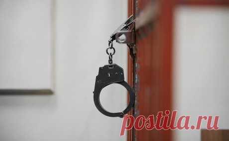 Студента МИЭТ арестовали на пять суток за обложку студенческого билета. Зеленоградский районный суд Москвы арестовал на пять суток студента Московского института электронной техники (МИЭТ) Даниила Войтовича, признав его виновным в демонстрации запрещенной символики.