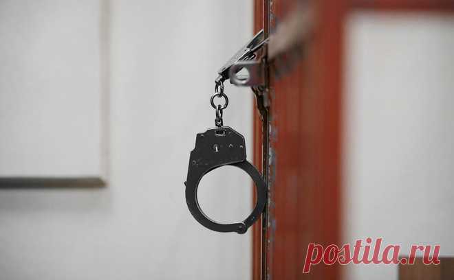 Студента МИЭТ арестовали на пять суток за обложку студенческого билета. Зеленоградский районный суд Москвы арестовал на пять суток студента Московского института электронной техники (МИЭТ) Даниила Войтовича, признав его виновным в демонстрации запрещенной символики.