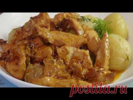 Аппетитная куриная грудка под сметанным соусом