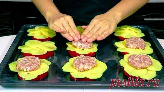 Новый РЕЦЕПТ из ФАРША. Готовлю и на обед и на ужин и на праздничный стол Вкусный рецепт с использованием фарша. Ингредиенты: фарш, 700 г; перец болгарский, 3 шт; картофель, 5 шт; лук, 1 шт; сыр твердый, 150 г; чеснок, 2 – 3 зубчика; горчица, 1 ст.л; майонез или сметана, 1 ст.л; перец черный и соль по вкусу; растительное масло. Приготовление: Лук режем мелкими кубиками и смешиваем с фаршем. К фаршу …