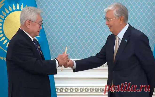 Президент Казахстана разбил доску после вручения ему черного пояса. Видео. Президент Казахстана Касым-Жомарт Токаев разбил доску, после того как глава Всемирной федерации тхэквондо Чунгвон Чоу вручил ему черный пояс, сообщает пресс-служба Токаева.