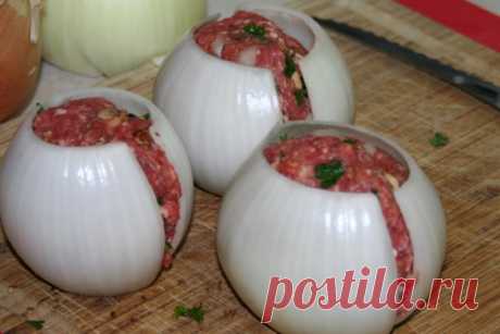 Как приготовить мясо на решетке, если фантазия уже иссякла, а шашлык надоел Последние летние деньки – самое время для вылазки на природу. Если морочить голову с шашлыками совсем не хочется, то на заметку стоит взять этот рецепт. Нежнейшее мясо, приготовленное на решетке таким необычным образом, наверняка придется по вкусу гостям и станет настоящим открытием сезона.