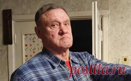 Защита обжалует приговор для нарисовавшего глаза картине охранника. Защита охранника «Ельцин-центра» Александра Васильева обжалует приговор Верх-Исетского районного суда Екатеринбурга, который назначил ему 180 часов обязательных работ за порчу картины Анны Лепорской «Три фигуры», а также обязал амбулаторно наблюдаться у психиатра.