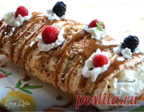 Воздушный рулет с пеканом и ягодами. Ингредиенты: кленовый сироп, винный камень, сливки жирные Нежный десерт для праздничного стола 8 марта, когда кажется, что места не хватит в желудке для десерта, так как десерт очень легкий и воздушный, просто тает во рту. Еще попросят добавки!