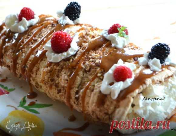 Воздушный рулет с пеканом и ягодами. Ингредиенты: кленовый сироп, винный камень, сливки жирные Нежный десерт для праздничного стола 8 марта, когда кажется, что места не хватит в желудке для десерта, так как десерт очень легкий и воздушный, просто тает во рту. Еще попросят добавки!