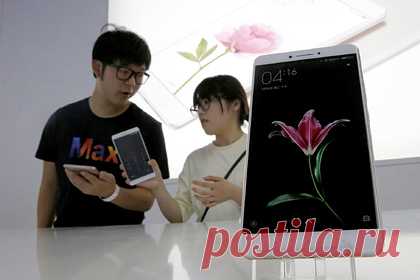 Смартфоны Xiaomi стали реже покупать. Компания Xiaomi не смогла закрепиться в качестве лидера российского рынка смартфонов. Как сообщили журналистам представители российского ретейлера «Связной», в январе продажи Xiaomi в штуках снизились с 24,4 до 18,9 процента. В январе лидером рынка смартфонов является Samsung, получившая долю 35,2 процента.