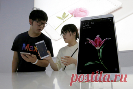 Смартфоны Xiaomi стали реже покупать. Компания Xiaomi не смогла закрепиться в качестве лидера российского рынка смартфонов. Как сообщили журналистам представители российского ретейлера «Связной», в январе продажи Xiaomi в штуках снизились с 24,4 до 18,9 процента. В январе лидером рынка смартфонов является Samsung, получившая долю 35,2 процента.