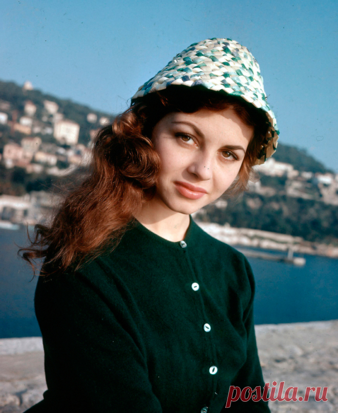 Невероятно красивая женщина, идеал женской красоты и обаяния, смотришь на нее, как на прекрасный цветок и не можешь насмотреться.

Мишель Мерсье по праву входит в десятку самых красивых женщин всех времен и народов. Сколько бы не было прекраснейших девушек в мире, таких как Мишель Мерсье больше не существует. Идеал красоты, несмотря на то, что вкусы меняются, но этот идеал остается на самом высочайшем пьедестале.